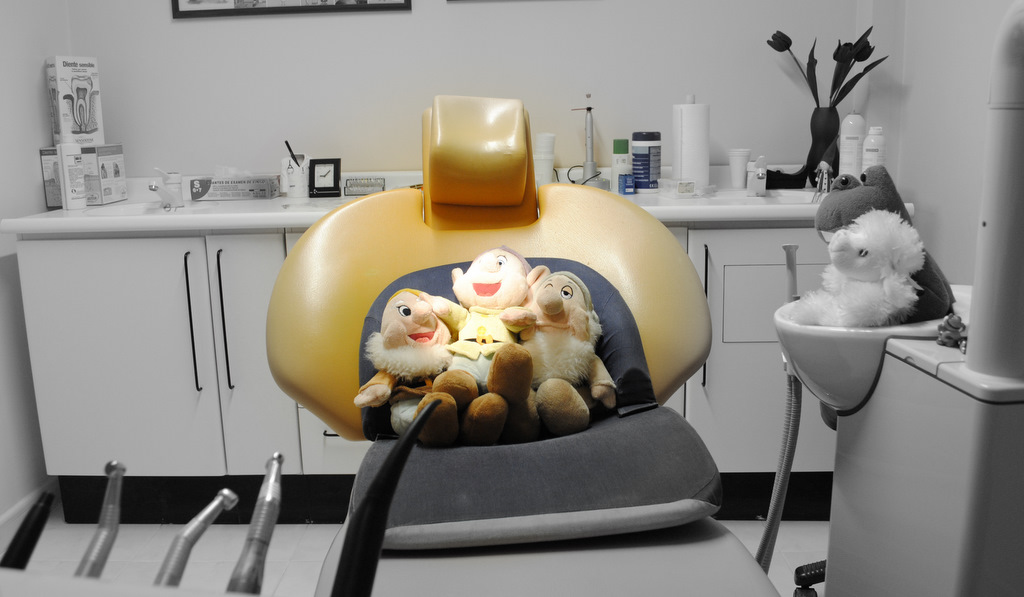 Gabinete dental con sillón y juguetes en una fotografía de archivo de la clínica.